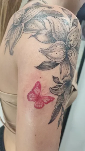 black-red-fiori-farfalla