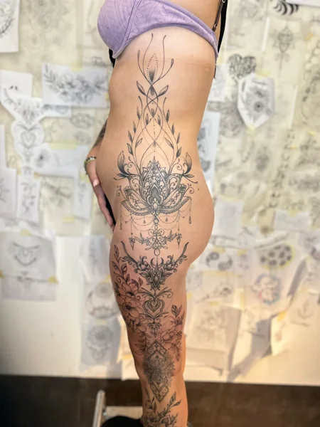 decorativi-mandala-fiori-dettaglio-fianco.coscia