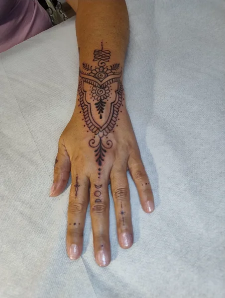 decorativi-mehndi-mano