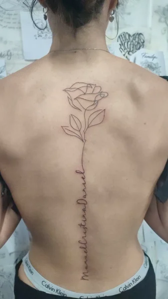 fine-line-scritta-rosa-schiena